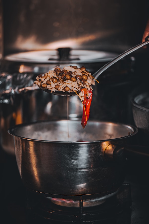 Image of Datties Soul Food Academy chef creating the Pot & Rice, Gunjo Peas dish.
